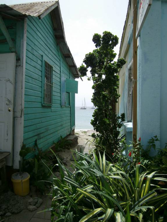 Casas na Main St. de Hillsborough, capital de Carriacou, ilha ao norte de Granada, no sul do Caribe